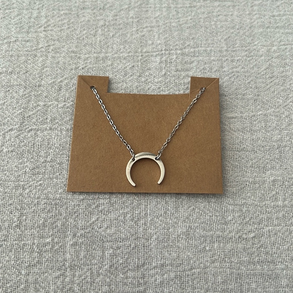 3/$15 or 4/$20 NWOT Silver half moon necklace